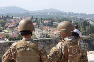 Soldados del ejército libanés hacen guardia en Jiam, cerca de la frontera con Israel, en el sur del Líbano, el 8 de octubre de 2023.