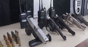 Capturados ladrones en Cali junto con armas de fuego, radios y chaleco antibalas.
