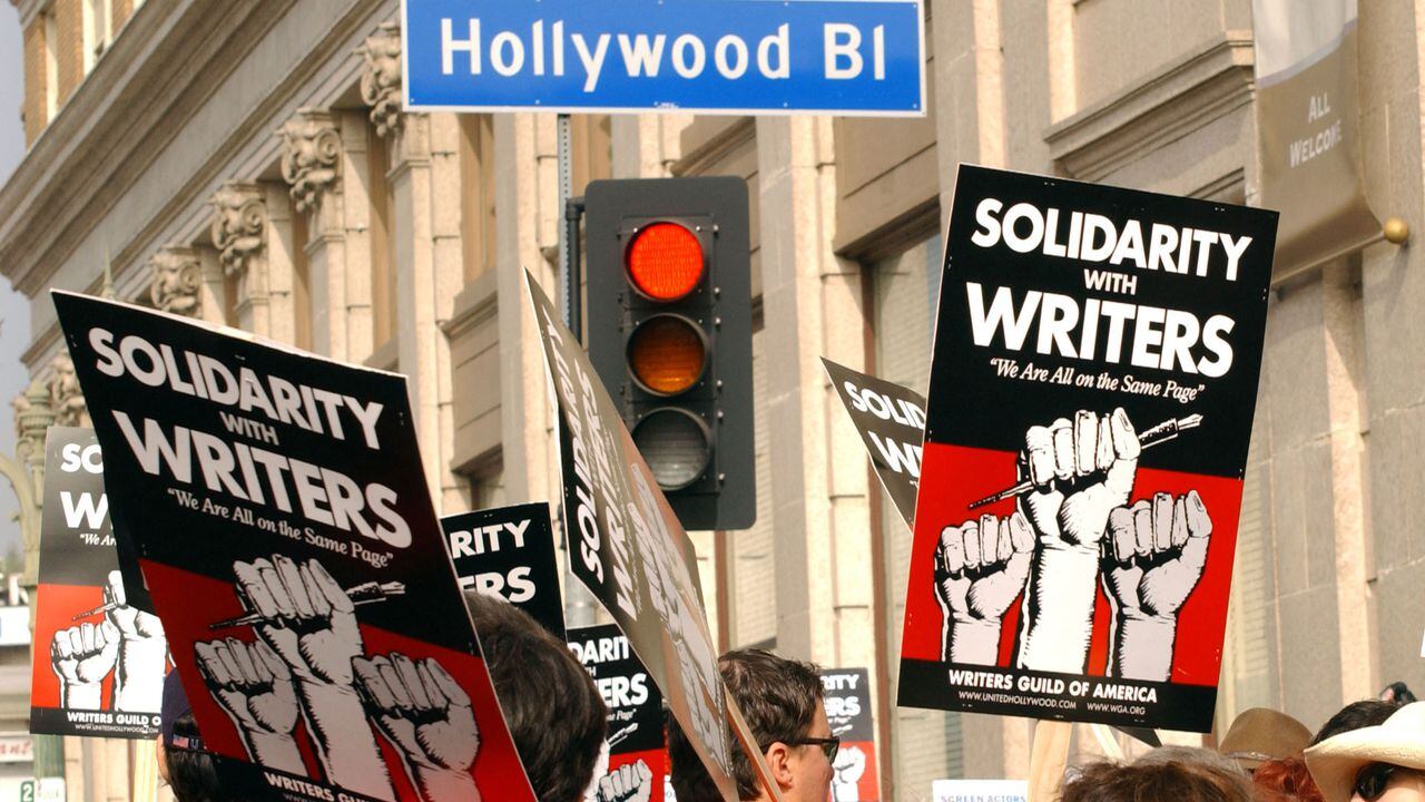 Miles de escritores de cine y televisión de Hollywood se declararan en huelga el 2 de mayo de 2023, dijo su sindicato, después de que las conversaciones con estudios y streamers sobre salarios y otras condiciones terminaron sin acuerdo.
