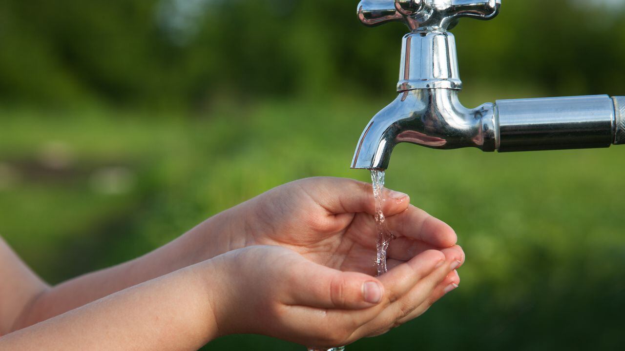 El agua es un recurso vital para la vida, según especialistas.