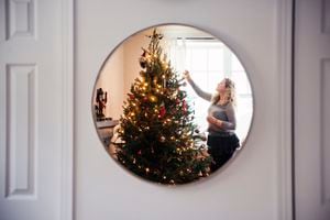 Descubra el arte de la decoración navideña en 5 minutos: Transforme su espejo en una obra maestra festiva.