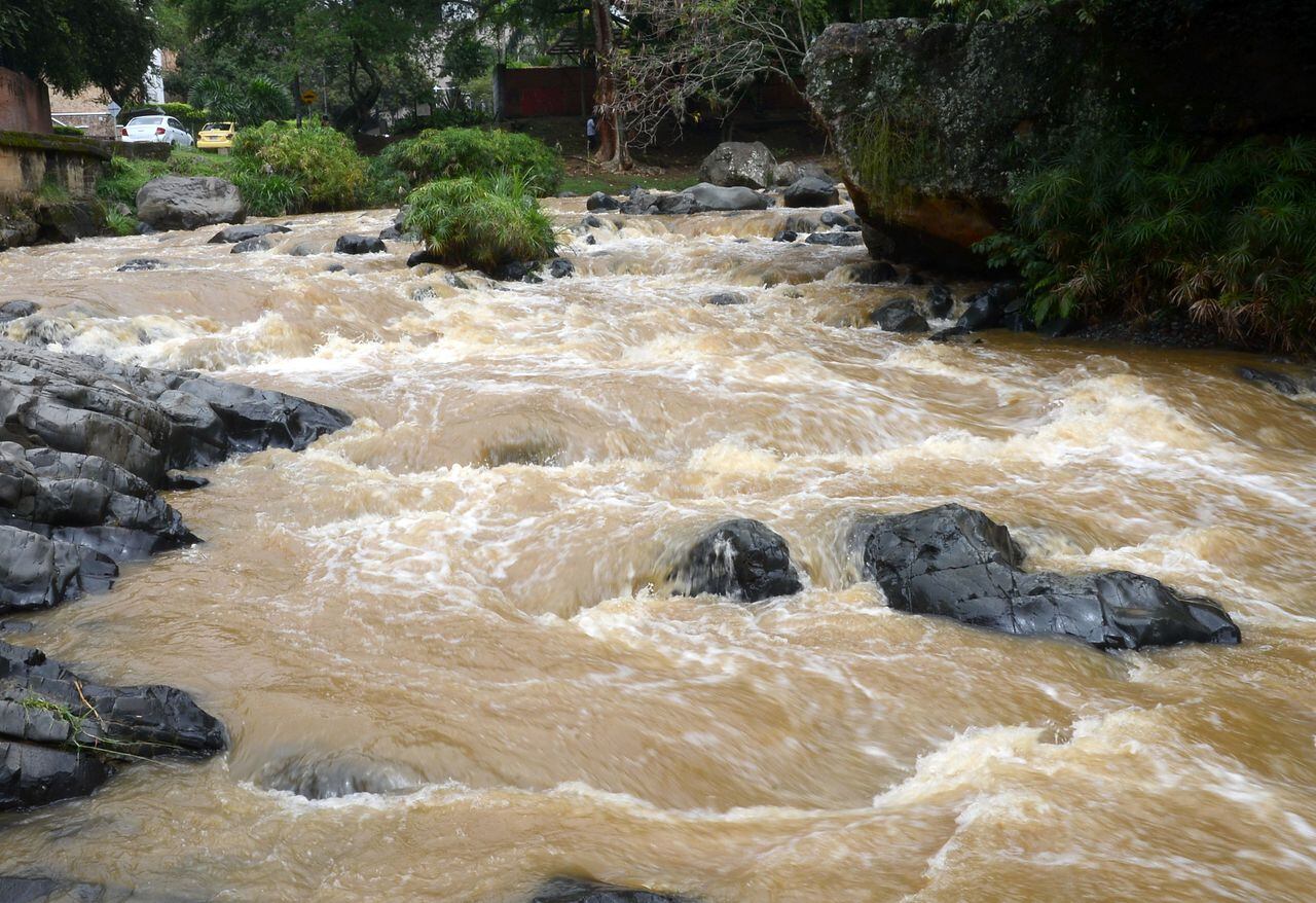 Cali: Luego de las lluvias caída en la ciudad en los  últimos  tres días , el rio Cali, retoma su caudal. foto José L Guzmán. El País, agosto 22-23