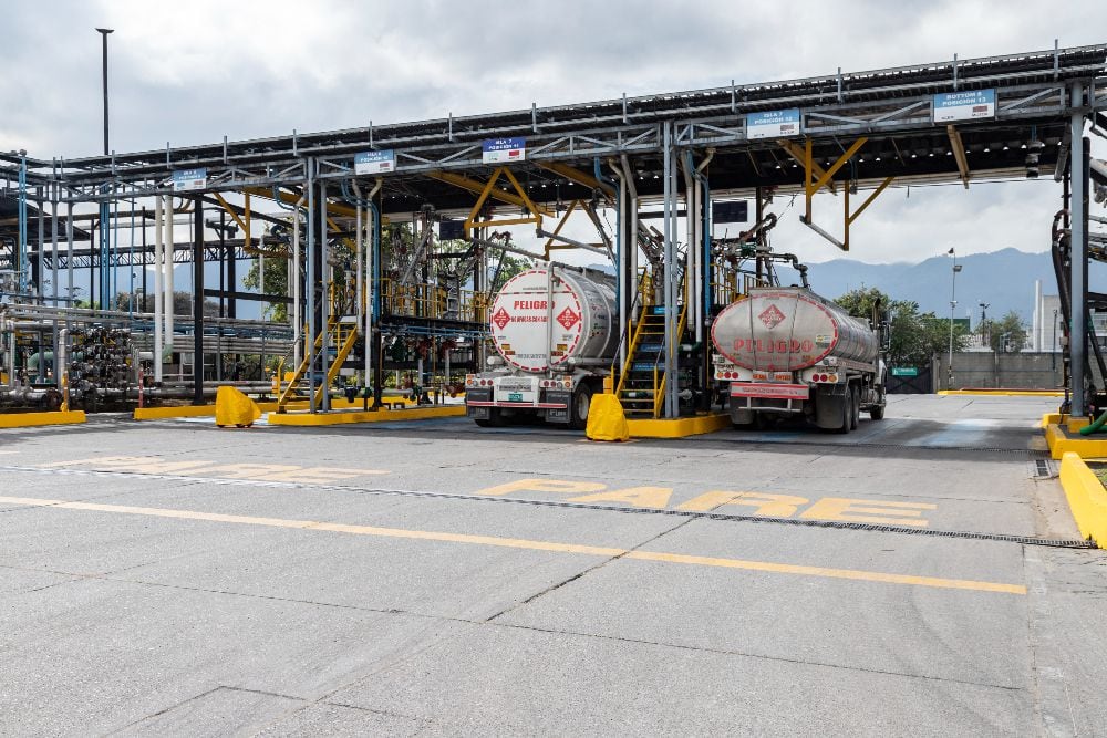Carrotanque en proceso de llenado de en el terminal de abastecimiento de combustibles de Primax en Puente Aranda, Bogotá.