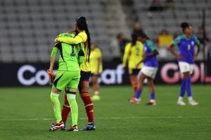 Daniela Arias # 3 y Natalia Giraldo # 1 de Colombia salen del campo después de ser derrotadas 1-0 por Brasil. (Foto de Sean M. Haffey / GETTY IMAGES NORTEAMÉRICA / Getty Images vía AFP)