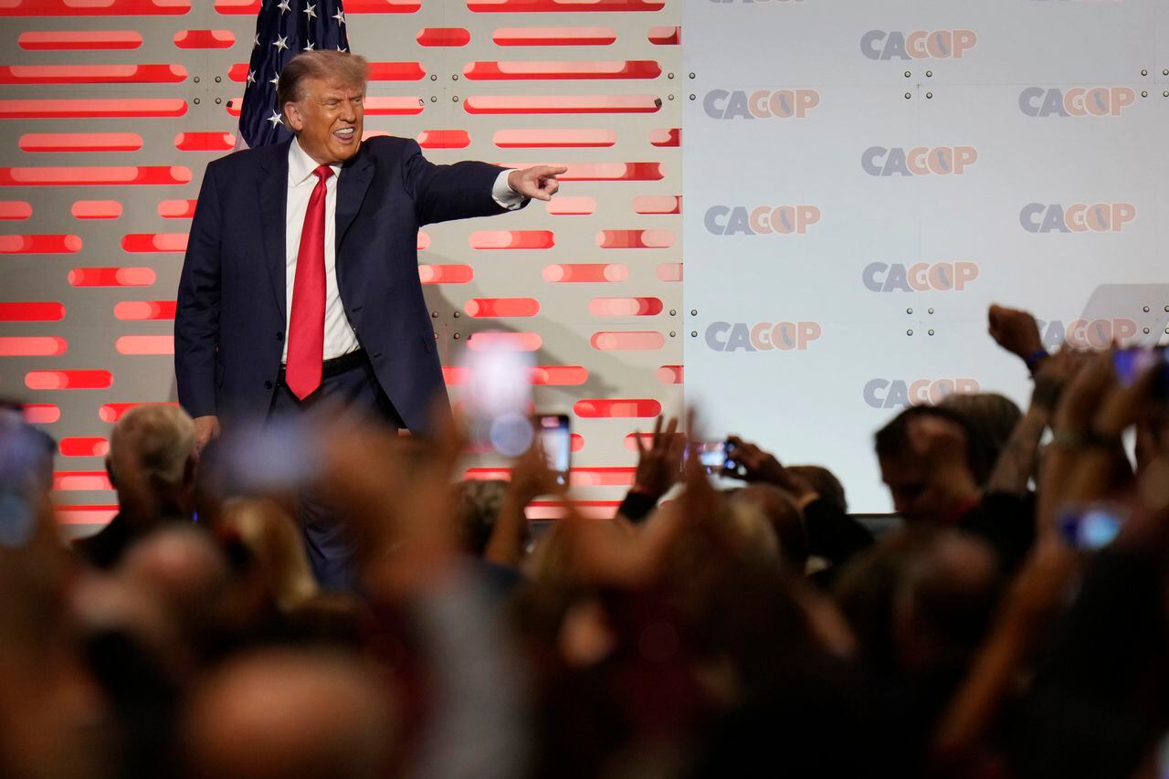 l expresidente Donald Trump reacciona ante la multitud después de hablar en la Convención del Partido Republicano de California el viernes 29 de septiembre de 2023