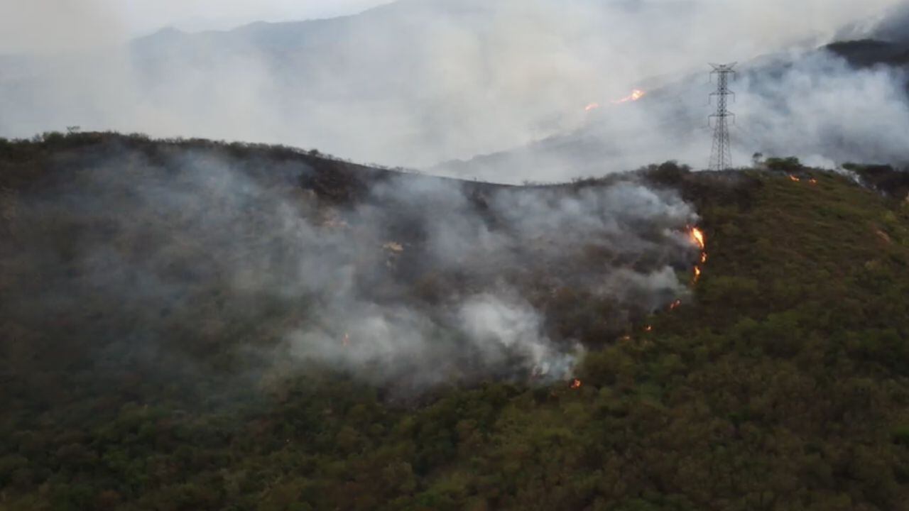 Desde el aire, así se ve la conflagración que se registra en zona montañosa este domingo, 10 de septiembre.