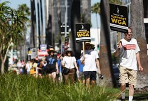 Un letrero dice "SAG-AFTRA apoya a WGA" mientras los miembros de SAG-AFTRA caminan en la línea de piquete en solidaridad con los trabajadores en huelga de WGA (Writers Guild of America) fuera de las oficinas de Netflix.
