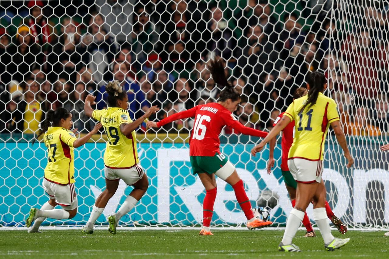 Anissa Lahmari de Marruecos dispara para anotar el primer gol de su equipo durante el partido de fútbol del Grupo H de la Copa Mundial Femenina entre Marruecos y Colombia en Perth, Australia, el jueves 3 de agosto de 2023. (Foto AP/Gary Day)
