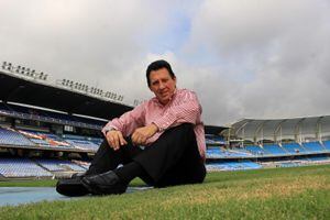 En el diario El País, Óscar Rentería tiene una columna, Tiros Libres, en la que analiza la actualidad del fútbol.