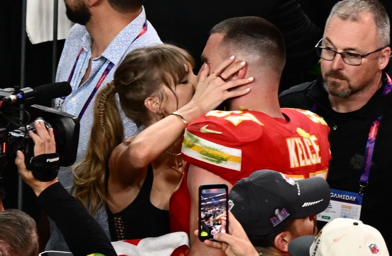La cantante Taylor Swift besa Travis Kelce de los Kansas City Chiefs, después de que los Chiefs ganaron el Super Bowl LVIII contra San Francisco en el Allegiant Stadium de Las Vegas.