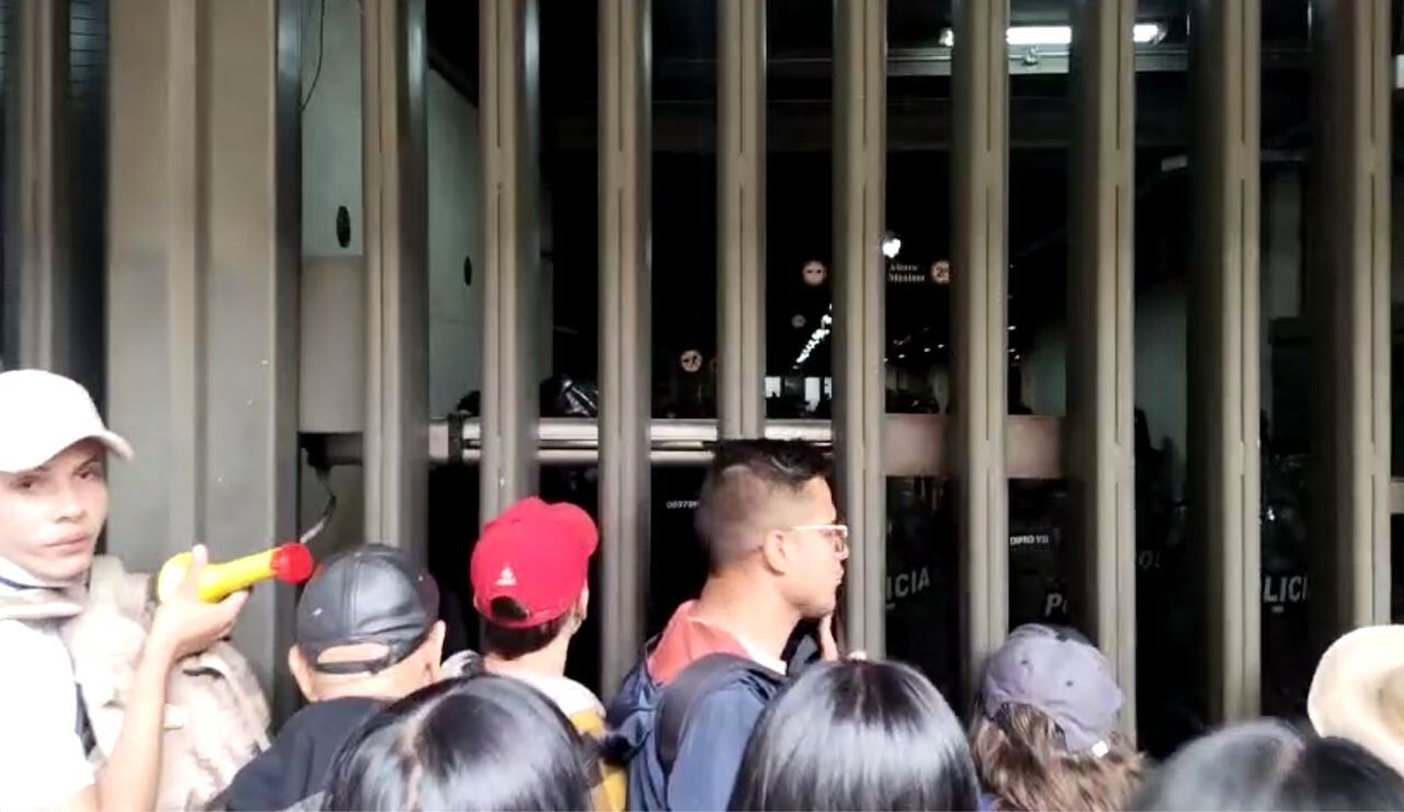 Manifestantes bloquean salida palacio del Justicia