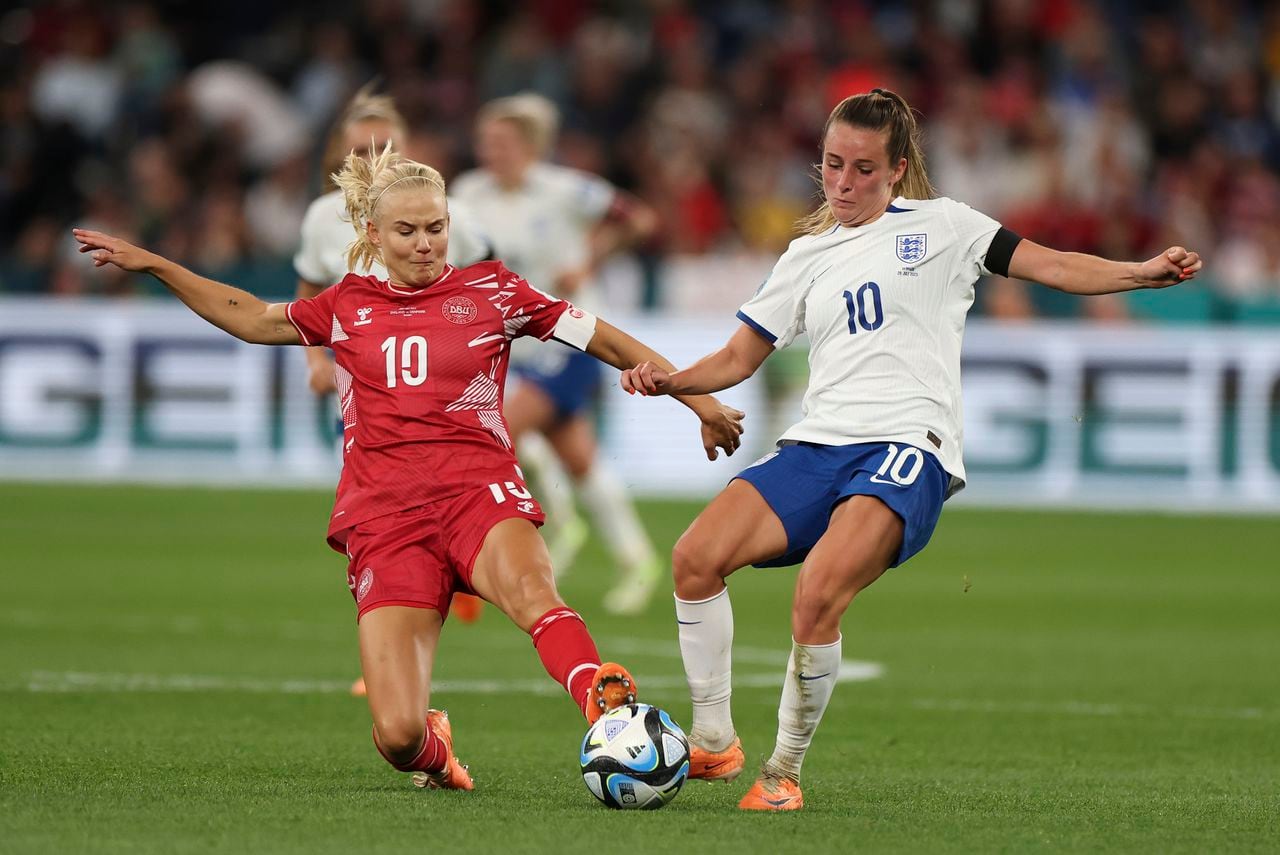 Ella Toone de Inglaterra compite por el balón con Ella Toone de Inglaterra durante el partido de fútbol del Grupo D de la Copa Mundial Femenina entre Inglaterra y Dinamarca en el Estadio de Fútbol de Sydney en Sydney, Australia, el viernes 28 de julio de 2023. (Foto AP/Sophie Ralph)