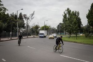 Ciclistas en día sin carro en Bogotá.
