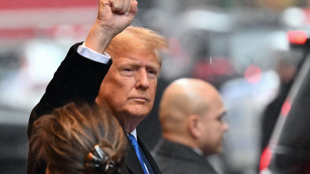 El expresidente estadounidense Donald Trump parte para su juicio por difamación por agresión sexual en Nueva York el 25 de enero de 2024.