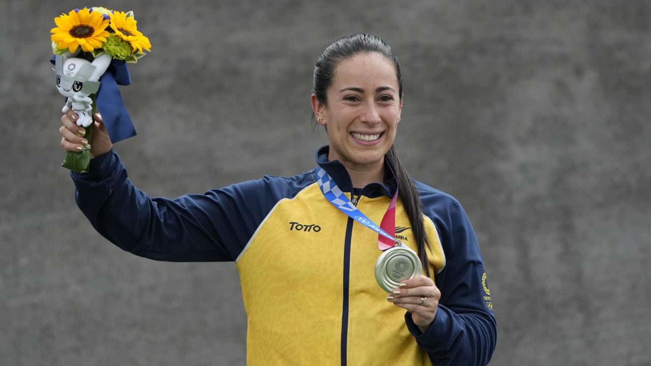 Mariana Pajón con la medalla de plata en Tokio 2020. Foto: AP/Ben Curtis
