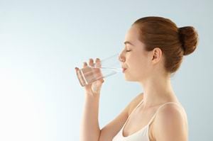 "Los increíbles beneficios de tomar agua en ayunas" siguen siendo una fuente inagotable de sorpresas para nuestra salud.