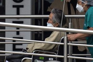 El expresidente peruano Alberto Fujimori, a su entrada a un centro asistencial tras presentar quebrantos de salud en la cárcel.
