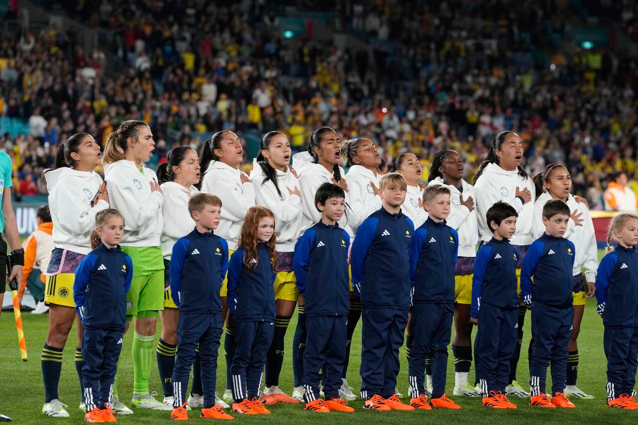 Las jugadoras de Colombia cantan el himno nacional antes del partido de fútbol de cuartos de final de la Copa Mundial Femenina entre Inglaterra y Colombia en el Estadio Australia en Sídney, Australia, el sábado 12 de agosto de 2023. (Foto AP/Rick Rycroft)