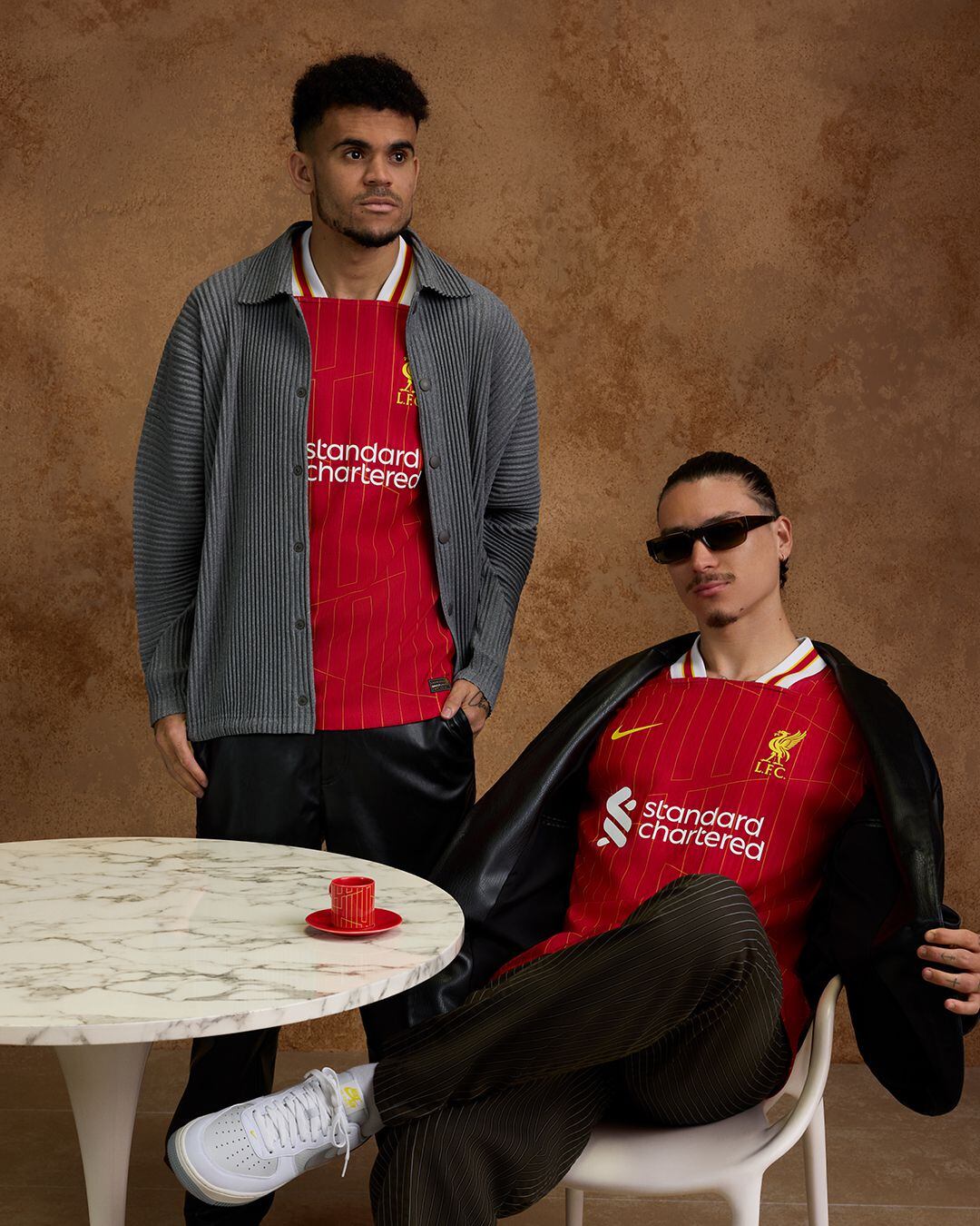 Luis Díaz (izq.) y Darwin Núñez (der.) lucen la nueva camiseta del Liverpool para la temporada 2024-2025.