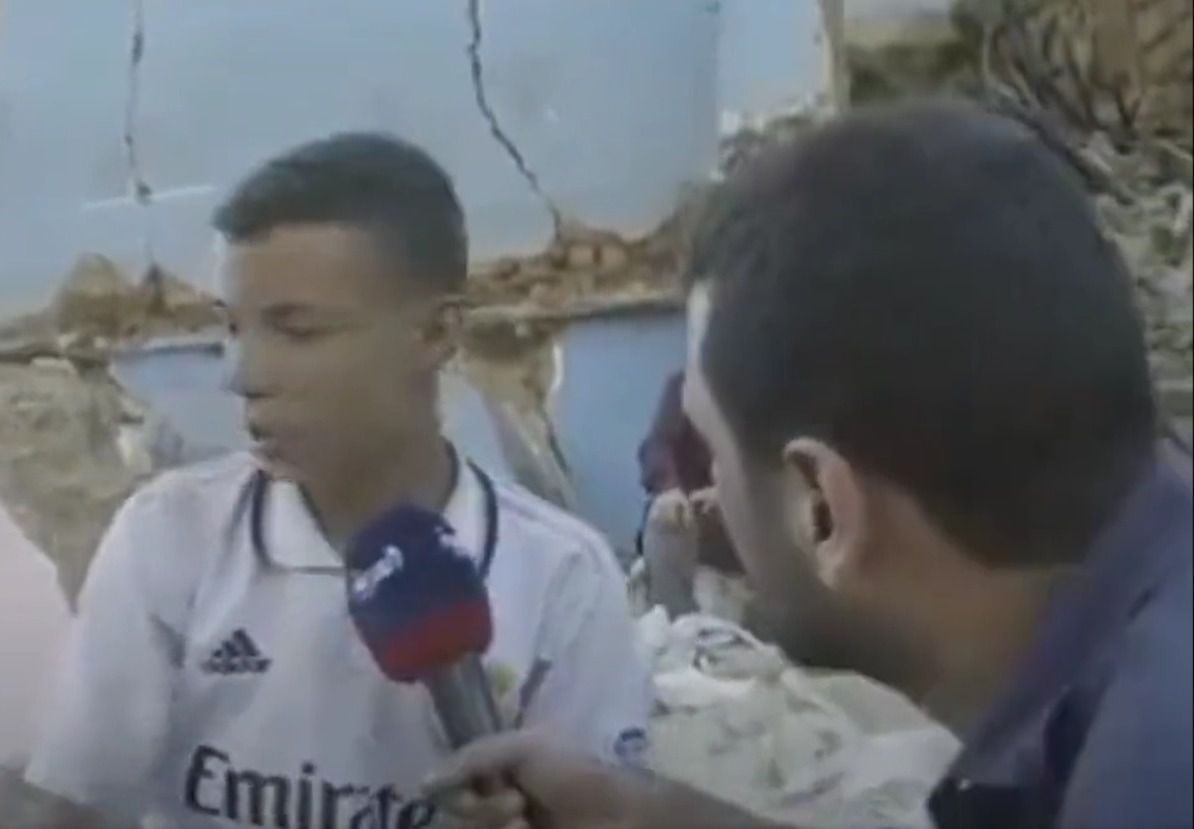 Imagen de la entrevista realizada por Ammar Hendi para el medio  'Al-Arabiya' donde habla con Abdul Rahim Awhida, victima del terremoto de Marruecos