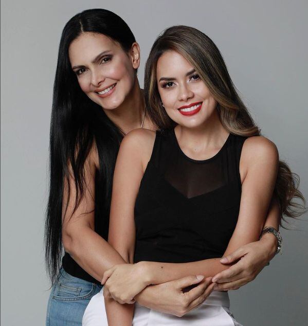 La actriz  Estefanía Gómez con su hija Gina Montoya.