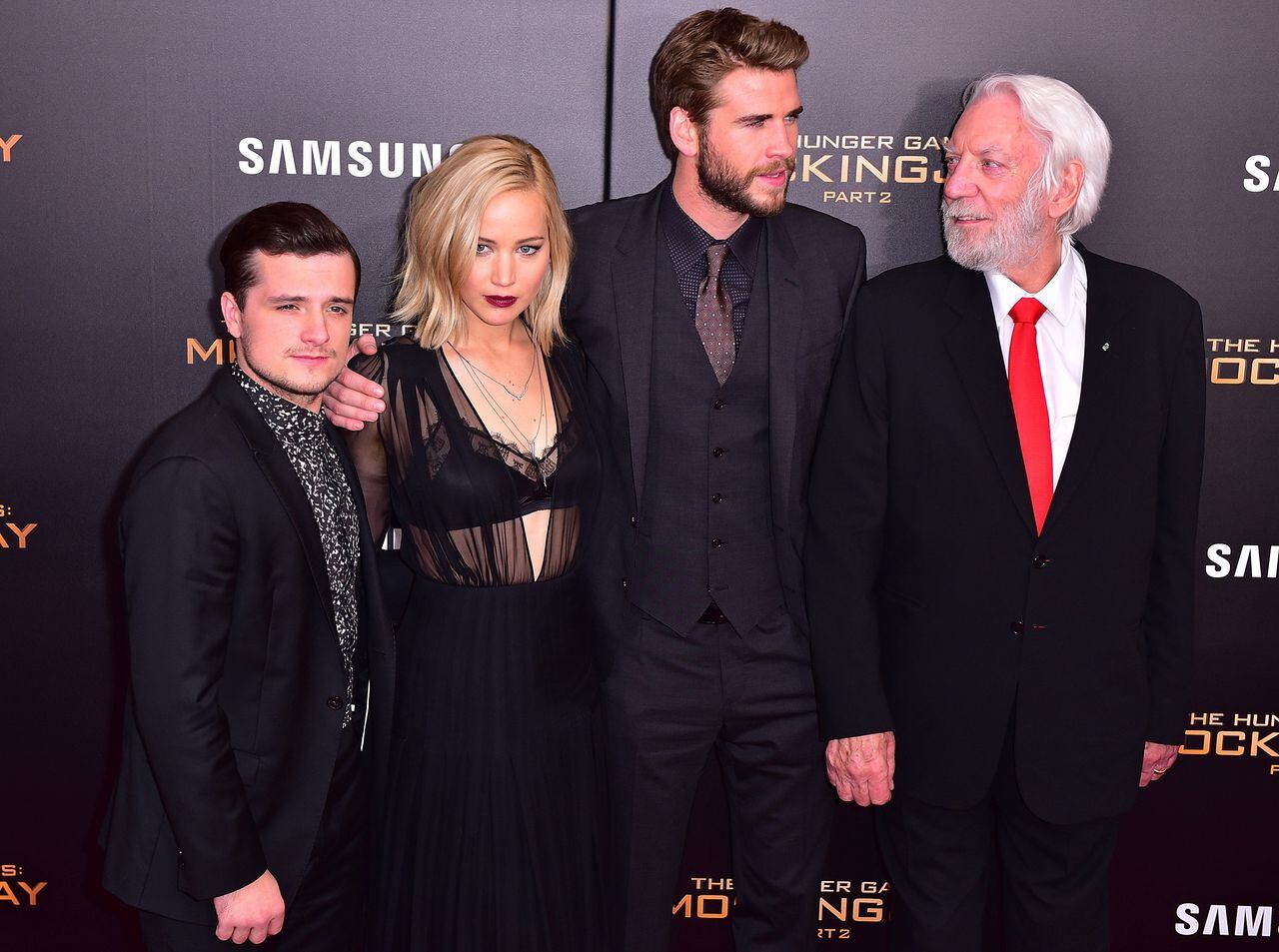Josh Hutcherson, Jennifer Lawrence, Liam Hemsworth y Donald Sutherland asisten al estreno de 'The Hunger Games: Mockingjay- Part 2