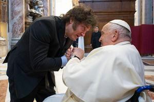 El Papa Francisco (derecha) saluda al presidente de Argentina, Javier Milei (izq.) en el Vaticano. (Foto de Folleto / MEDIOS VATICANOS / AFP)