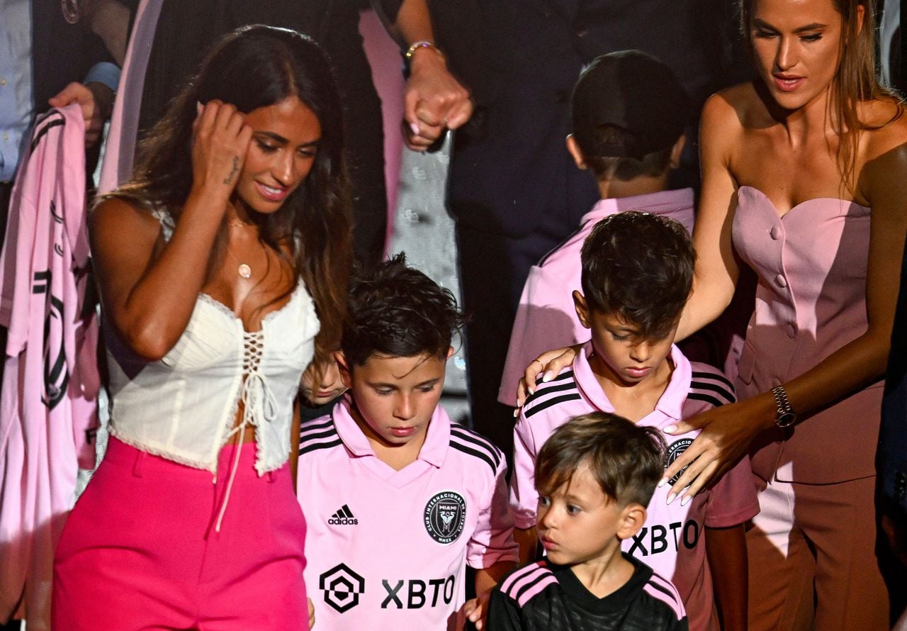 La esposa de Messi y sus hijos lo acompañaron en su presentación como jugador del Inter Miami.
