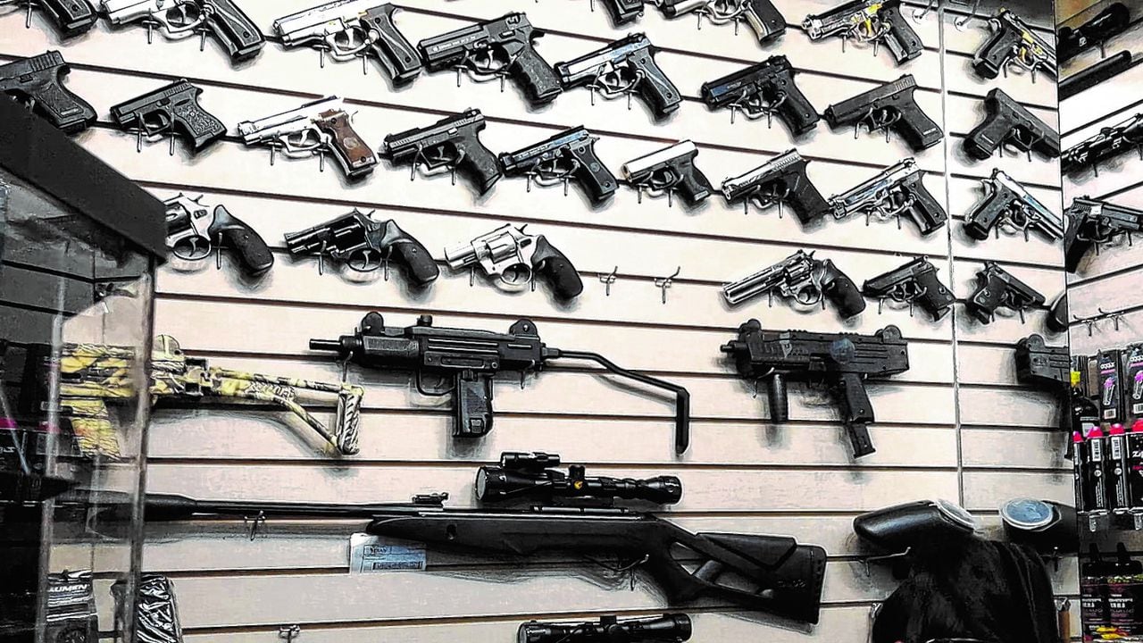 Así es el mercado de las armas de 'mentira' con las que cometen atracos  reales en Cali