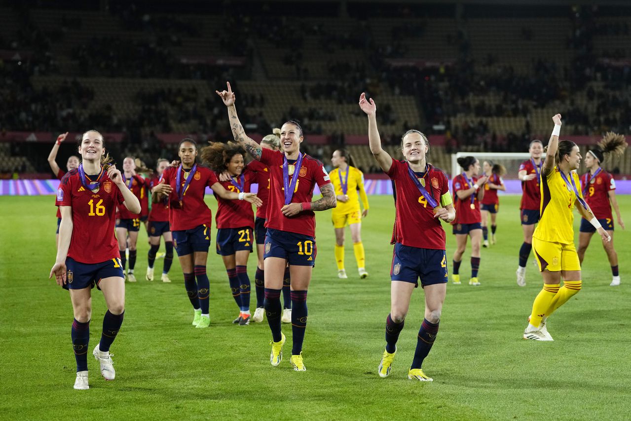 Las jugadoras españolas celebran tras ganar el partido final de fútbol de la Liga de Naciones Femenina entre España y Francia en el estadio La Cartuja de Sevilla, España, el miércoles 28 de febrero de 2024. España ganó 2-0. (Foto AP/José Bretón)