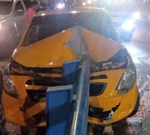 Accidente de un taxi en la Avenida Ciudad de Cali en Cali, el jueves 1 de febrero del 2024.