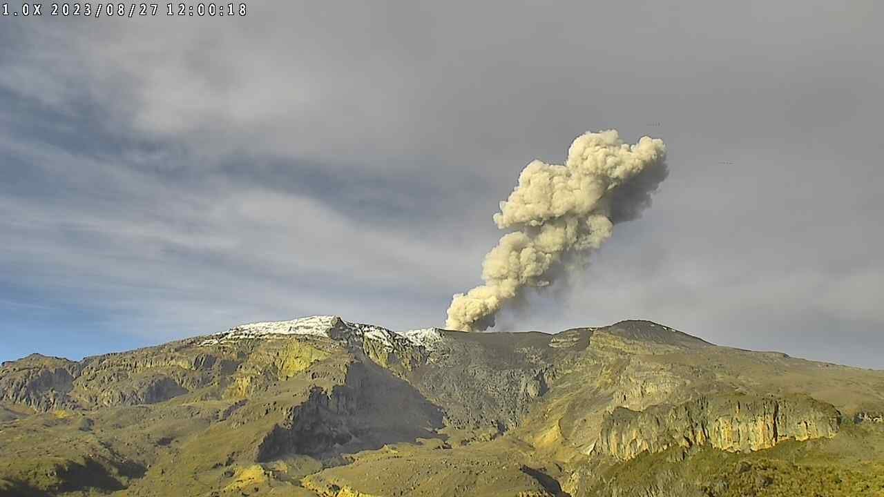 Las autoridades advirtieron la notoria caída de ceniza en Manizales debido a un aumento leve en la actividad asociada a la dinámica de fluidos del volcán Nevado del Ruiz.