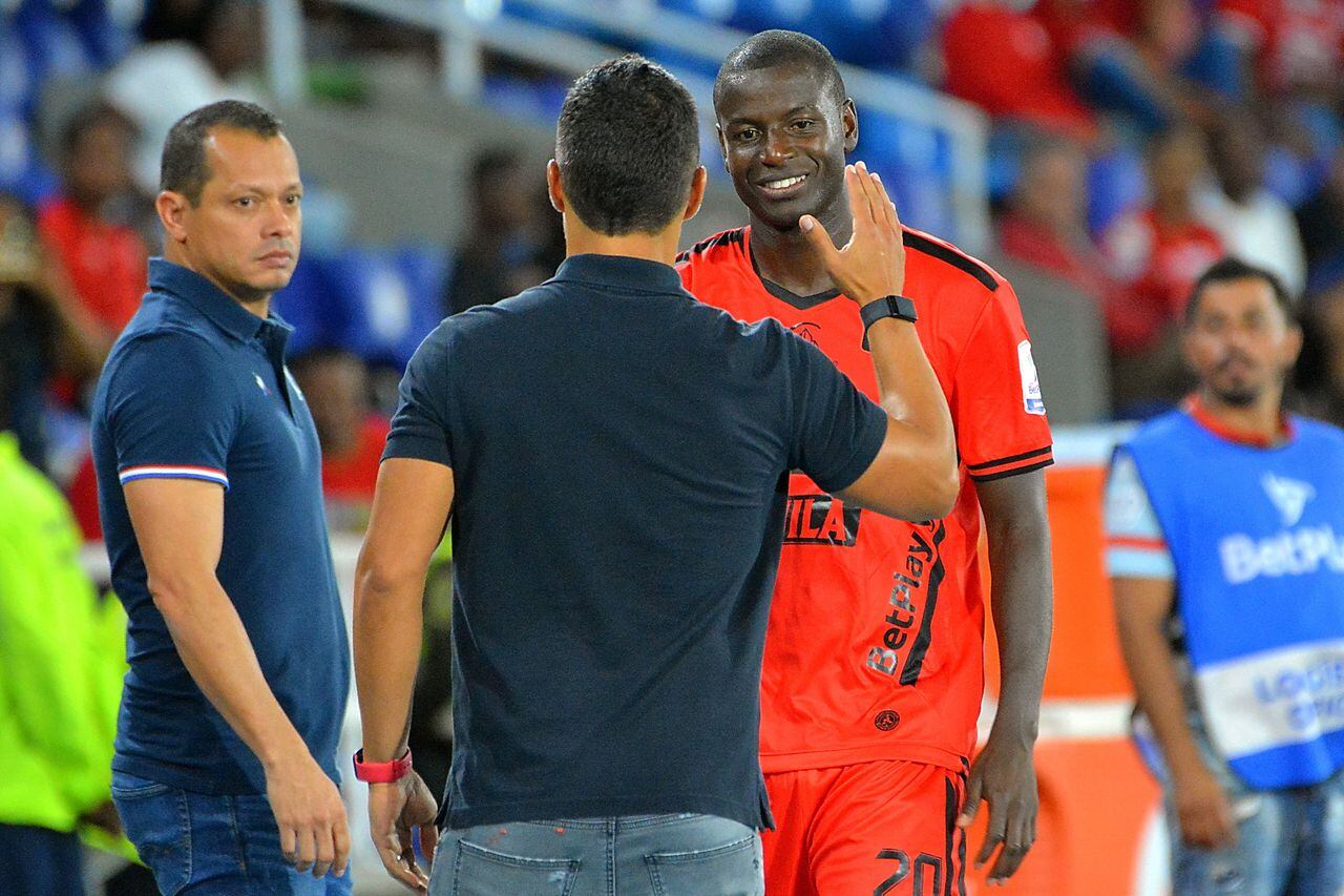 Adrián Ramos saludando al técnico Lucas González.