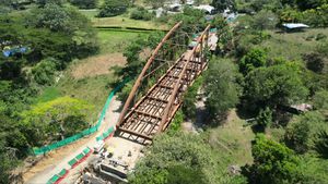 La Gobernación del Valle del Cauca señaló que la estructura del puente de El Alambrado consta de 14 secciones y a la fecha se han armado 10, que corresponden a 82 metros de los 102 totales de los que consta el puente.