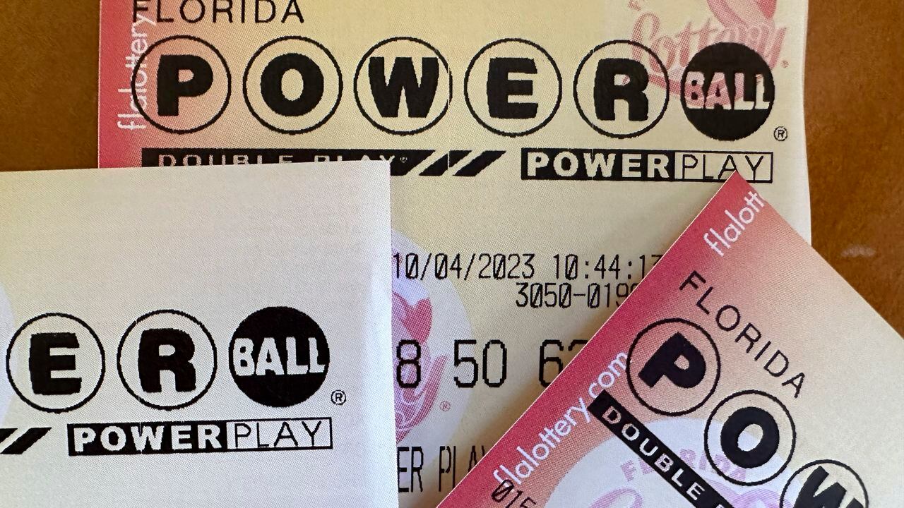 En esta imagen de archivo, boletos de la lotería Powerball dispuestos para una fotografía, el 4 de octubre de 2023, en Surfside, Florida. (AP Foto/Wilfredo Lee, archivo)