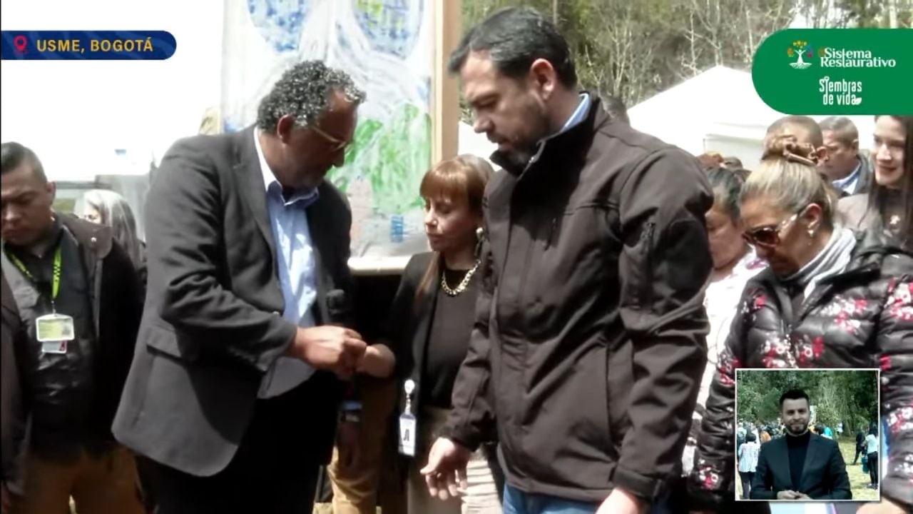 El magistrado Roberto Carlos Vidal, y el alcalde Carlos Fernando Galán sembraron el primer Arrayán.