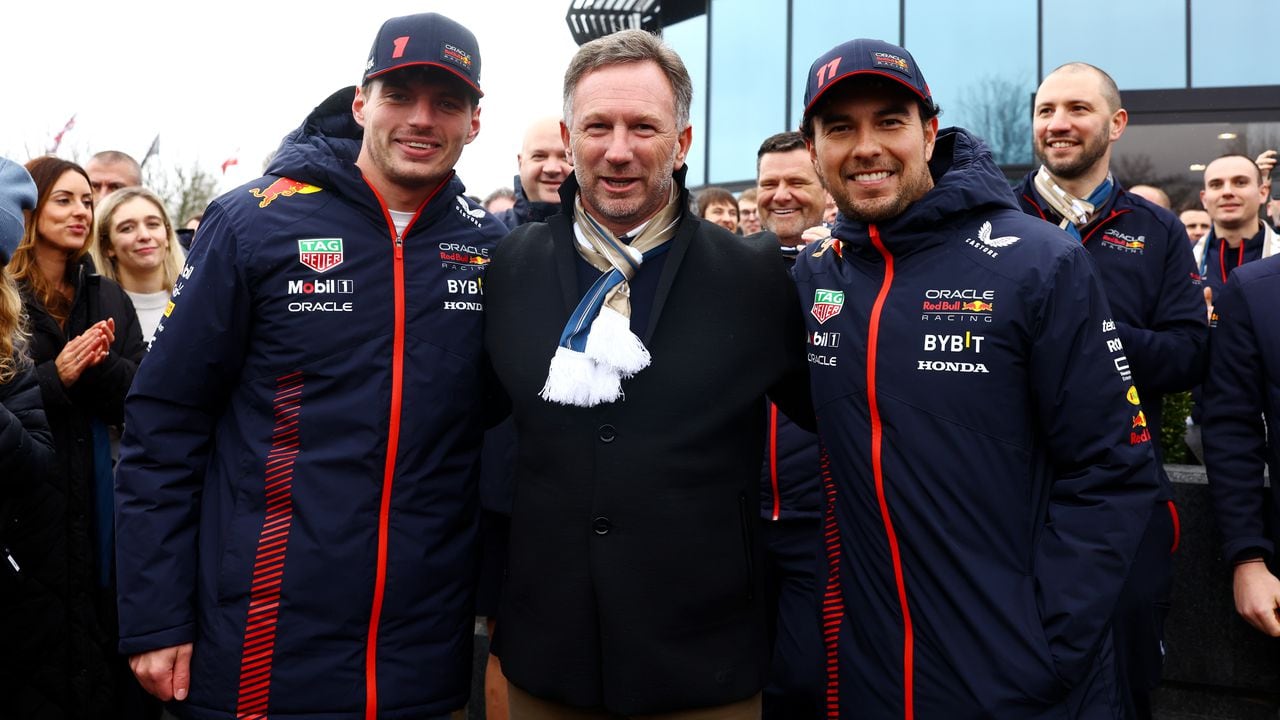 Max Verstappen (izq.) Christian Horner (centro) Sergio Pérez (der.); los protagonistas de Red Bull previo al arranque de la temporada 2024.