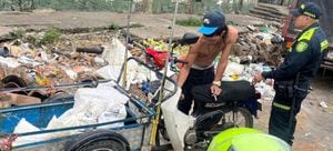 La Policía de Cali y la Alcaldía están haciendo operativos para poder sancionar a las personas que arrojan residuos de manera inadecuada en vía pública.