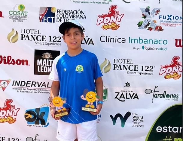 Mathías Llanos ha logrado varios títulos en diferentes categorías del tenis.