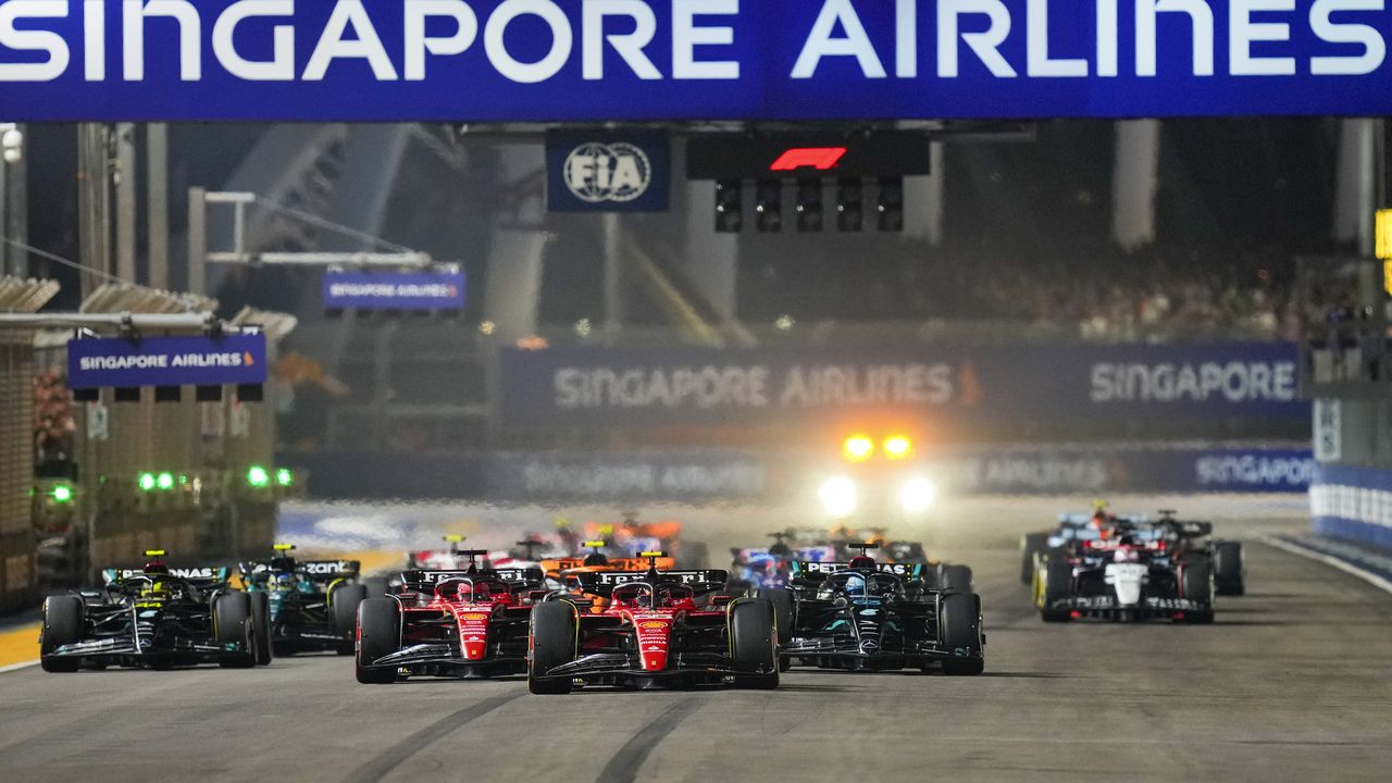 Los autos arrancan en el Gran Premio de Fórmula 1 de Singapur en el circuito de Marina Bay, Singapur, el domingo 17 de septiembre de 2023. (Foto AP/Vincent Thian)