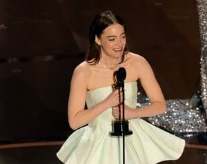 HOLLYWOOD, CALIFORNIA - MARCH 10: Emma Stone accepts the Best Actress in a Leading Role award for "Poor Things" onstage during the 96th Annual Academy Awards at Dolby Theatre on March 10, 2024 in Hollywood, California.   Kevin Winter/Getty Images/AFP (Photo by KEVIN WINTER / GETTY IMAGES NORTH AMERICA / Getty Images via AFP)