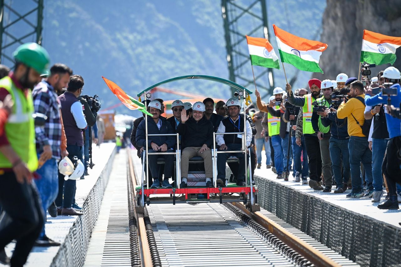 El puente de arco ferroviario más alto del mundo de los ferrocarriles indios en el proyecto de enlace Udampur-Srinagar-Baramulla-Rail durante su vista previa de los medios en el distrito de Reasi