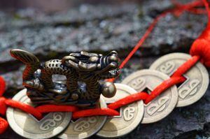 En la búsqueda de una forma sencilla de atraer abundancia en esta Navidad, muchos se sumergen en el místico mundo del Feng Shui y su ritual con monedas chinas.