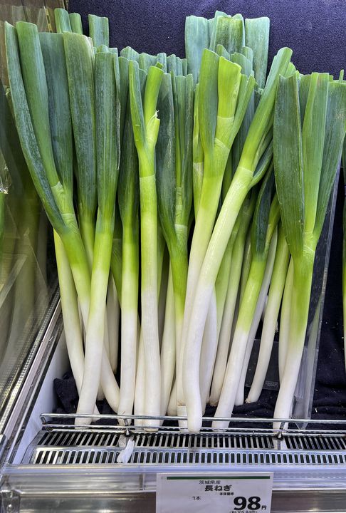 La cebolla larga puede ser sembrada en una huerta urbana y en el supermercado.