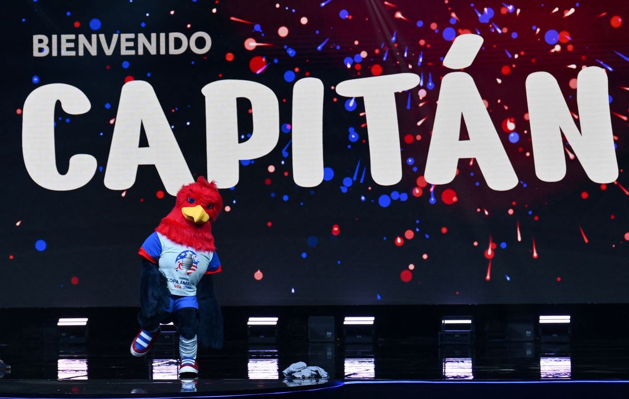 Capitán, la mascota de la Copa América 2024, se presenta en el escenario durante el sorteo final de la competición de fútbol Copa América Conmebol 2024 en el James L. Knight Center en Miami, Florida, el 7 de diciembre de 2023. (Foto de ANGELA WEISS / AFP)