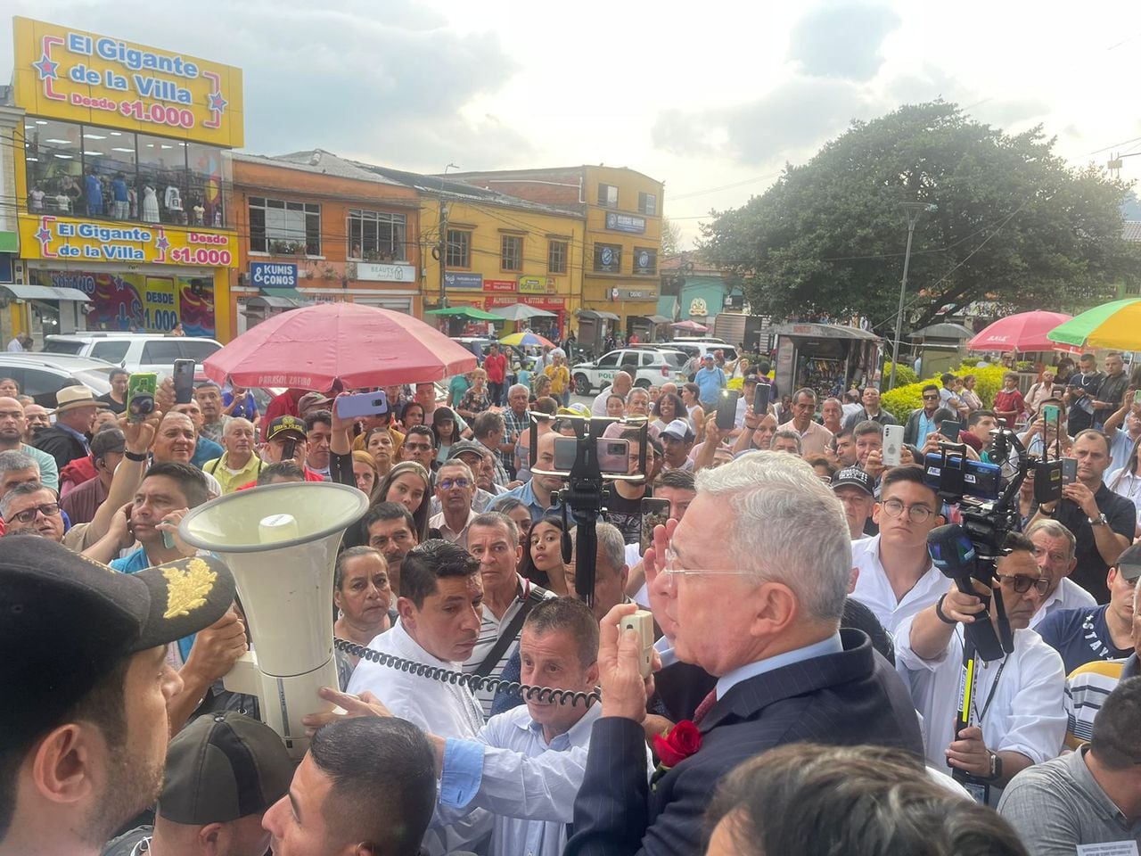 Desde su llegada a Manizales, el expresidente reunió a cientos de simpatizantes en la plaza pública.