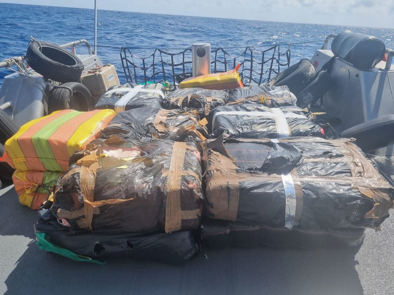 Armada incauta más de una tonelada de drogas que transportaban extranjeros en aguas del Caribe colombiano; así fue la operación