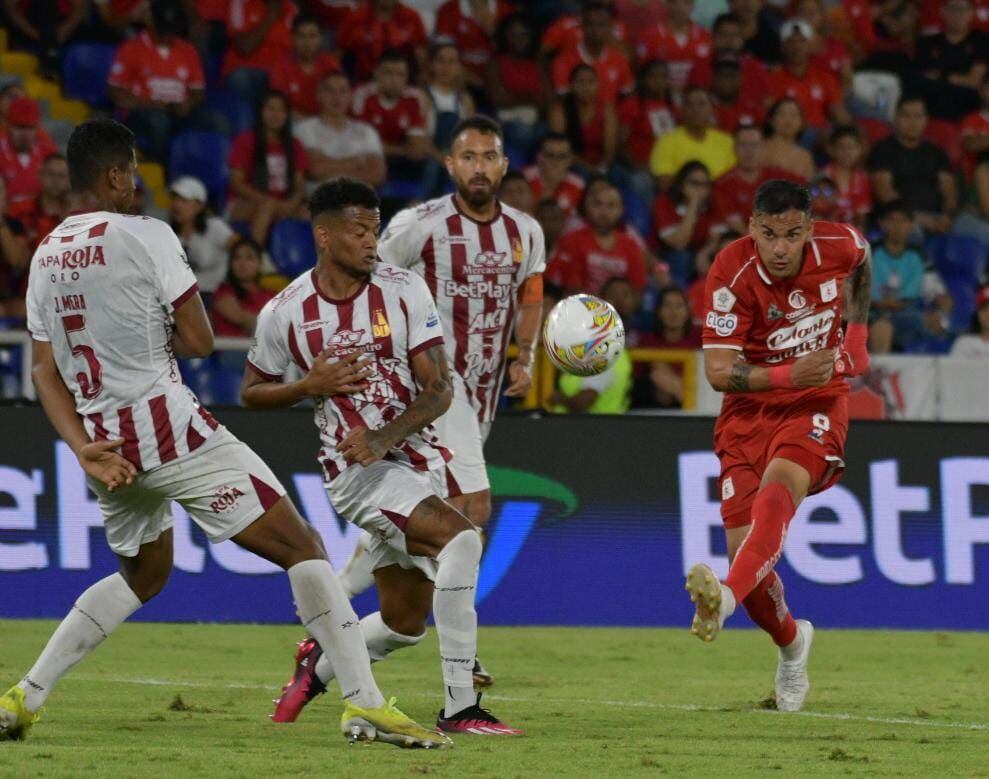 Facundo Suárez realiza en un disparo a puerta en el partido entre el América de Cali y el Deportes Tolima, por la fecha 1 del segundo semestre de la Liga del 2023.