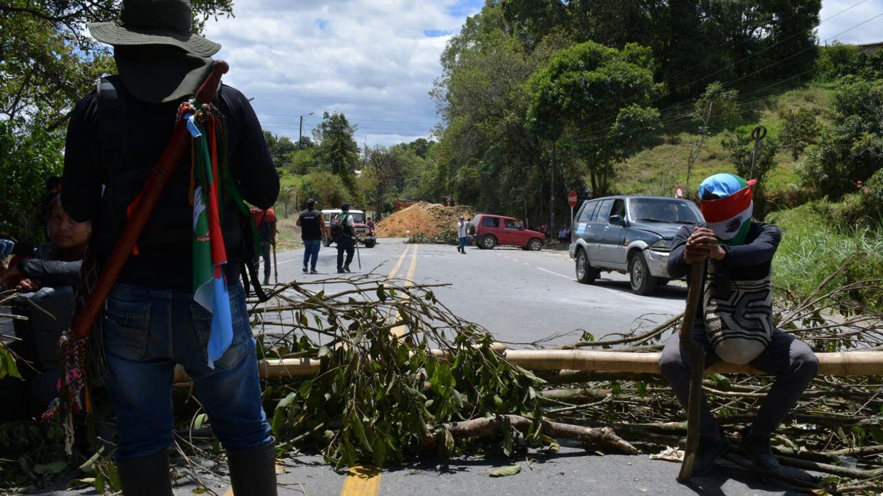 Los indígenas mantienen el bloqueo y algunas empresas de transporte decidieron no despachar vehículos hacia el sur del país. Foto: Raúl Palacios / El País