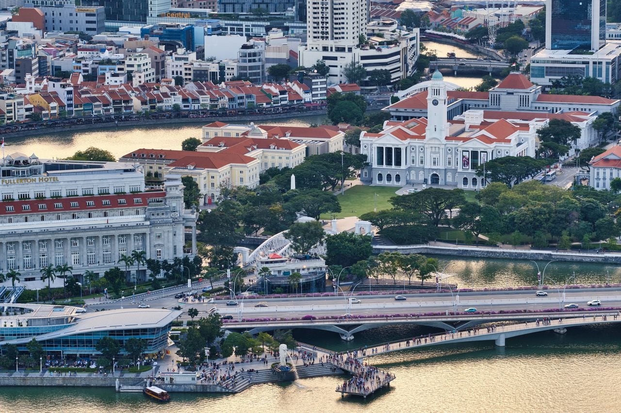 Singapur: una vista panorámica del Distrito Cívico junto al río Singapur, el área que contiene numerosos edificios y monumentos de la era colonial